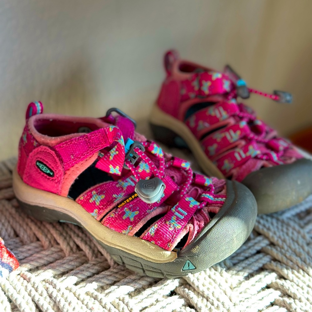 Keen toddler shoes size 9. Great condition.